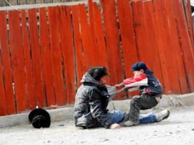 ОЛОН ӨНГӨ: Хүүхдийнхээ мөнгөөр архидах нь нэмэгджээ