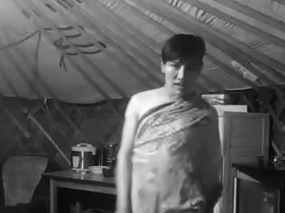 “Хүнээс ичихгүй, ийм эрх чөлөөтэй байхсан гэсэн далд хүсэл байдаг учир хүмүүс Осоржамаагийн бичлэгийг үздэг” гэв 