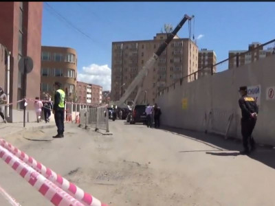 Улсын бүртгэлийн ерөнхий газрын хажуугийн барилгын хана нурж, 4 хүн дарагджээ 