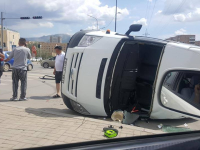 Шинэ гэмтлийн эмнэлэгийн урд зам дээр ноцтой осол гарч, замын хөдөлгөөний ачаалал нэмэгджээ