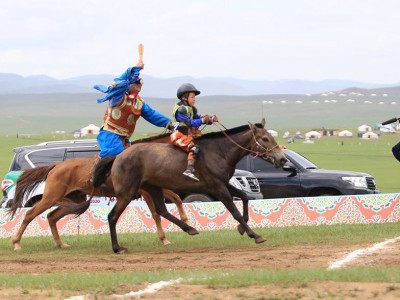 С.Баярсайханы халиун Төрийн их баяр наадмын их насны морьдын уралдаанд түрүүллээ