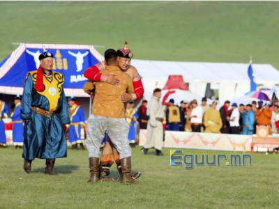 Ц.Галсансанжаа: П.Бүрэнтөгс аварга олноос онцлон надаар дээлийнхээ захыг мушгиулсанд нь их баярласан