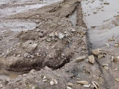 Өвөрхангай аймгийн Хужирт сумын Шунхлай уулын арын зам эвдэрчээ 