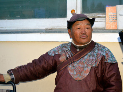 Ном зардаг дээлтэй ах ард түмнээсээ тусламж хүсч байна