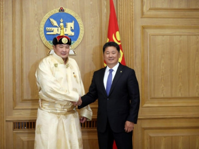 Монгол Улсын Ерөнхий сайд У.Хүрэлсүх аварга П.Бүрэнтөгсөд баяр хүргэв