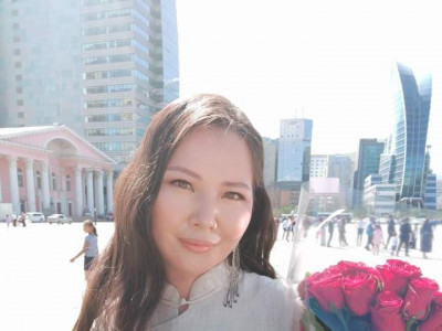 С.Жавхлангийн гэргий Г.Эрдэнэчимэг Алдарт эхийн одонгоо авчээ