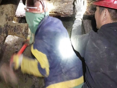 Уурхайн нурангид дарагдсан хоёр иргэний нэгийг эсэн мэнд гаргалаа 