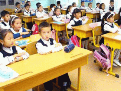 Эхний анги өглөө 08:00-10:30, дараагийн анги 11:00-13:30 цаг хүртэл хичээллэнэ