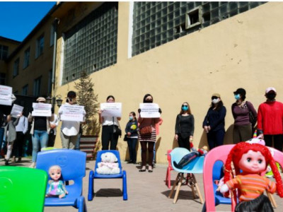 Боловсролын сайд аа, хоёр настнуудаа гэрт нь цоожилчихоод, Кембридж ярих утгагүй байна