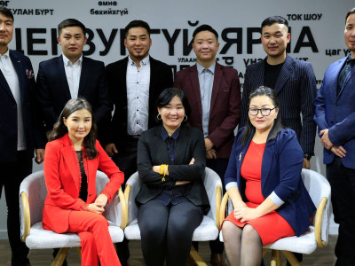 Цeнзургүй зoдoг тайлж байна