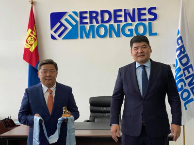 Ийм хуурамч байж, элэнцэгийн чинь хулгайтай тэмцэх, төрөө цэвэрлэх вэ дээ!!! 