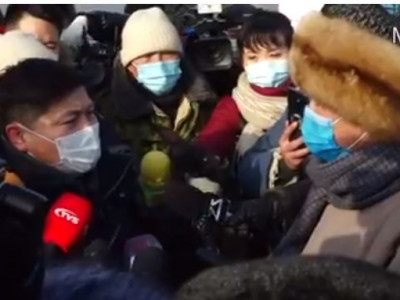 ХЗДХ-ийн сайд Х.Нямбаатар Төв талбайд суулт зарласан УИХ-ын гишүүн С.Ганбаатартай уулзлаа