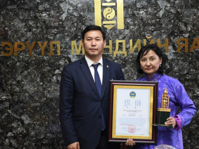 Я.Буянжаргал: Гар утас руу байнга доромжлолын, заналхийллын, хараалын үг шидээтэй