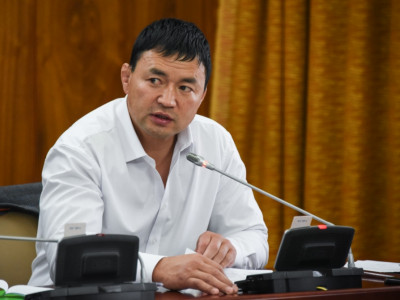 А.Сүхбат дүpэм зөpчөн хөдөө явсан тул 500 мянган төгрөгөөр тоpгохоор болжээ