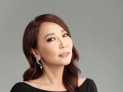 Үнэт эдлэлийн дэлгүүртэй О.Байгаль хатагтай зөвлөж байна