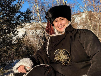 Монгол дээлтэй ингэж зохицуулж Т.Санчираас өөр хүн өмсөхгүй байх оо