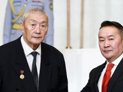 Ю.Цэдэнбал агсны туслах Л.Батцэнгэл гуай өөрийнхөө бүтээсэн шагналыг энгэртээ гялалзуулав