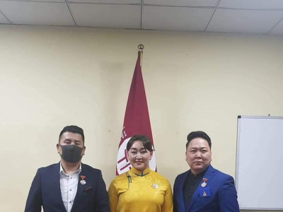 Сүнс хамтлагийн Мөөгий төрийн албан хаагч болж энгэрээ цолуулжээ