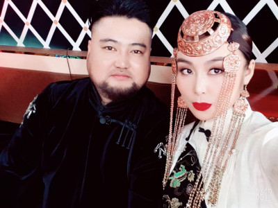 Дуучин Гансувд нөхрөө хаяж дуугаа рекламдан явна yy