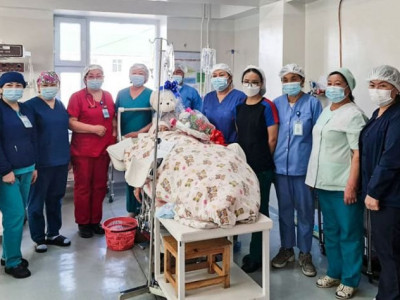 Гурав дахь төрөлтөөрөө гурван ихэр төрүүлж зургаан хүүхэдтэй болжээ