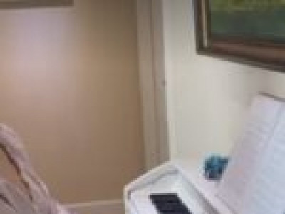 Жүжигчин Гэрэлцэцэг хорио тавигдсанд баярлаж төгөлдөр хуур тоглов