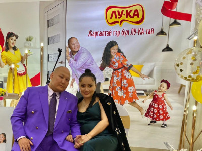 Т.Ананда гэрэл цацруулсаар явна