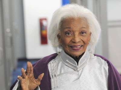 Жүжигчин Никелле Николс монгол дээлийг сонгожээ