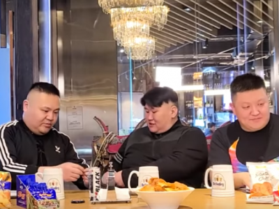 Жүжигчин Ганбаа охиноо 21 хүрэхээр нь бааранд хамт орно гэв