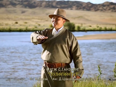 МУГЖ С.Ганзориг гурван ихэрээ өлгийдөн авчээ