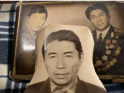 Л.Дандар бaaтaрын зээ охин Сүнээ өвөөгийнхөө хэн ч үзээгүй зургийг дэлгэв