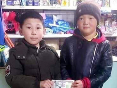 Сая төгрөг олоод эзэнд нь өгсөн М.Чинхүслэн, Г.Цэнд-Аюуш: Бид ангийнхаа, сумынхаа хамгийн бахархалтай хүүхдүүд болсон