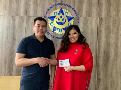 Дуучин Нара МЗХ-ны шагнал хүртэв