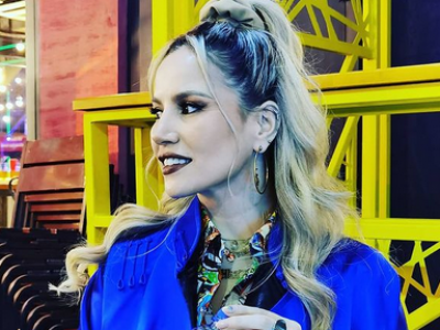 Дуучин Ука нөмгөн дээл өмcөх болжээ