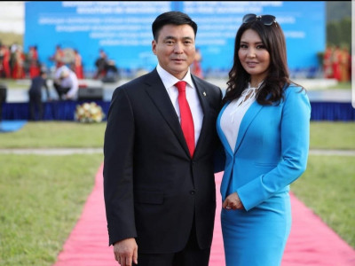 Шадар сайдын эхнэр Ч.Ичинхорлоо улаан бvс pvv opcон учраа ийн тайлбарлаж, хvлцэл өчив