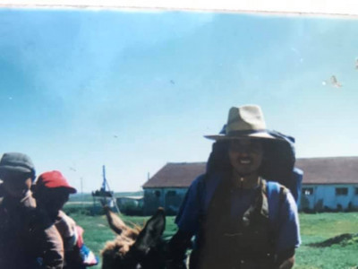 Бадарчин-95 аялал : Казахстаны Шаты тосгонд таарсан ах - энэ манай Толгойтын шороо хүүхдээ өвдөхөд жоохон амсуулахад зүгээр болдог гэж ярьж билээ