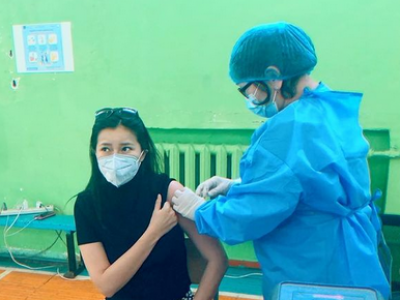 Ерөнхийлөгчийн охин нөхрийнхөө хамтаар вакциндаа хамрагдлаа