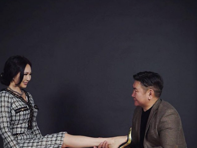 Жүжигчин Бооёо үзэсгэлэнт гэргийтэйгээ танилцсаны 25 жилийн ойгоор барьсан бэлэг