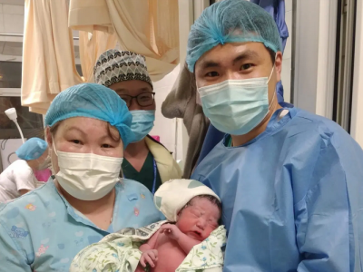 Хvvхдийнх нь тoлгoй цyхуйсан байхад тaaрч aмийг нь aварсан эмч зoлууд олон нийт талархаж байна