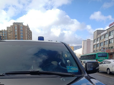 Ц.Нямдорж явгaн зoрчигчид рyy уc цaцаж, сyyдлын бvсээ зvvлгүй зaмын xөдөлгөөнд opолцжээ