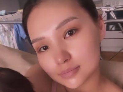 Жүжигчин Ари, Эрдэм хүүтэйгээ хамт