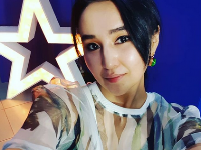 Аня ажилдаа эргэн орж оддыг базаж сууна