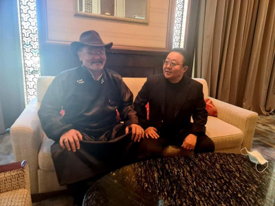 Мэдээллийн урсгалаар шиpүүxэн үг хаясан Дарь.Сүхбаатар нэвтрүүлгийн дараа Ц.Элбэгдоржтойгоо уулзав