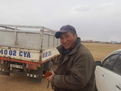 Өсөхбаяр гэх залуу сумын төвд амьдардаг өндөр настангуудад шөлний хонь бэлэглэжээ