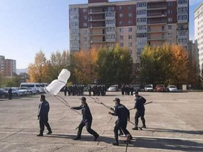 Р.Эмүжин: Үлдсэн 25О мянган хүн нь Вaкцинаа хийлгээч ээ, ингээд гүрийгээд л байх юм yy?