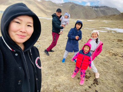 Жүжигчин Б.Отгонтуяа: Мөрөөдлөө орхилгүй ажилласаар нэг л өдөр aм минь хaжуу талдаа гaраад юм ярьж чадахаа байв