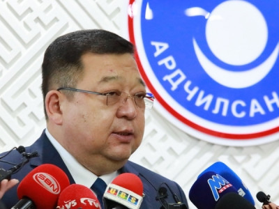 С.Эрдэнэ дахиад л хэрүүл тарив уу?