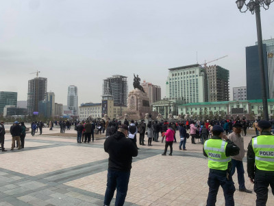 Төв талбай дээр иргэд цугларч эхэлжээ