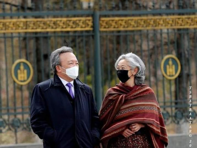 Д.Энхбат буурал үстэй эхнэрээрээ PR-аа эхлэв