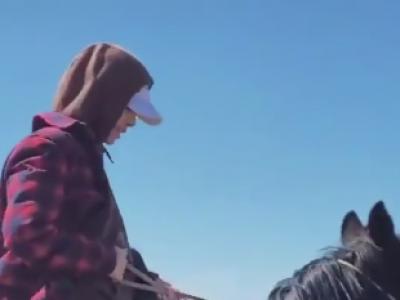 Дуучин Ука морин дэл дээр салхи татуулан давхих дуртай гэнэ