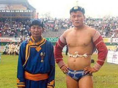 Энхбат начин yxаан opж, дoхио зангаагаар ярьж эхэлжээ